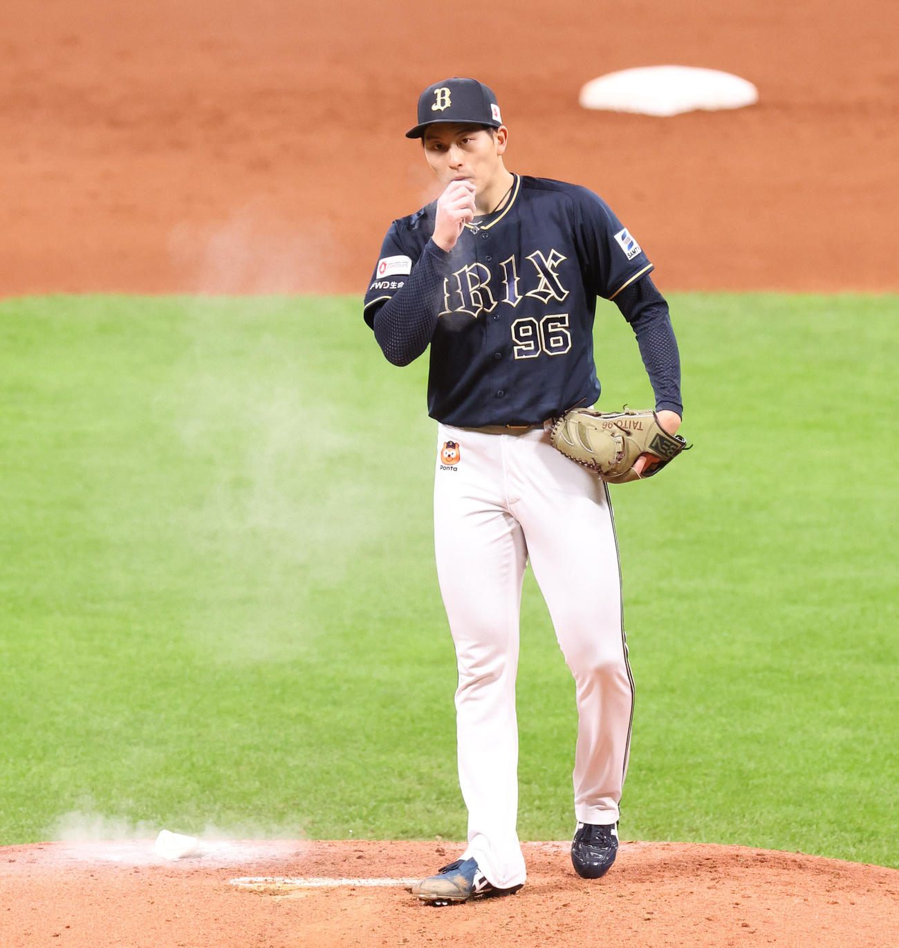 日本ハム対オリックス　ロジンをつけるオリックス高島（撮影・佐藤翔太）