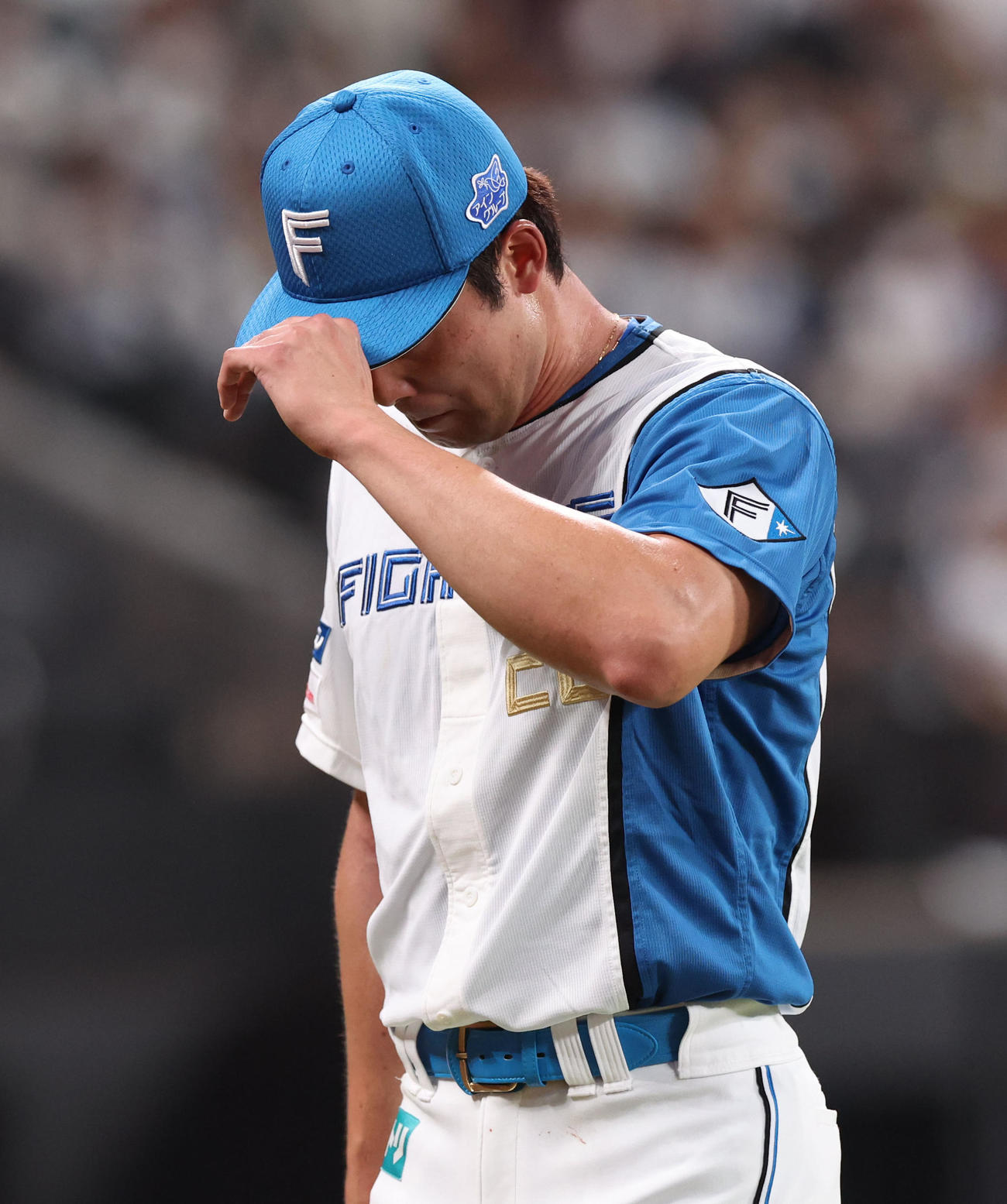 日本ハム対オリックス　2回表途中で降板する上原（撮影・佐藤翔太）