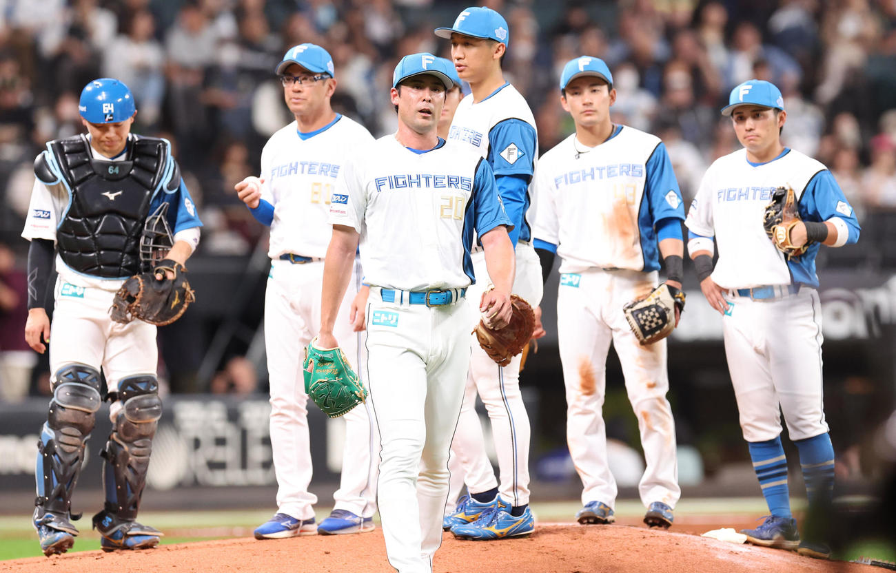 日本ハム対オリックス　2回表途中で降板する上原（撮影・佐藤翔太）