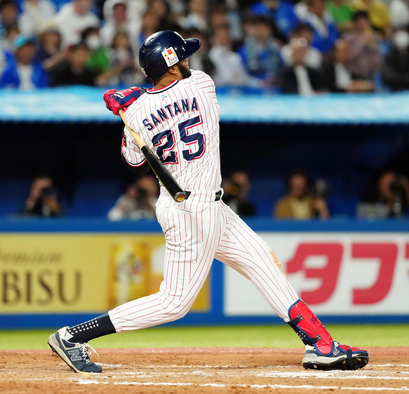 ヤクルト対DeNA 7回裏ヤクルト無死、中越えにソロ本塁打を放つサンタナ（撮影・たえ見朱実）