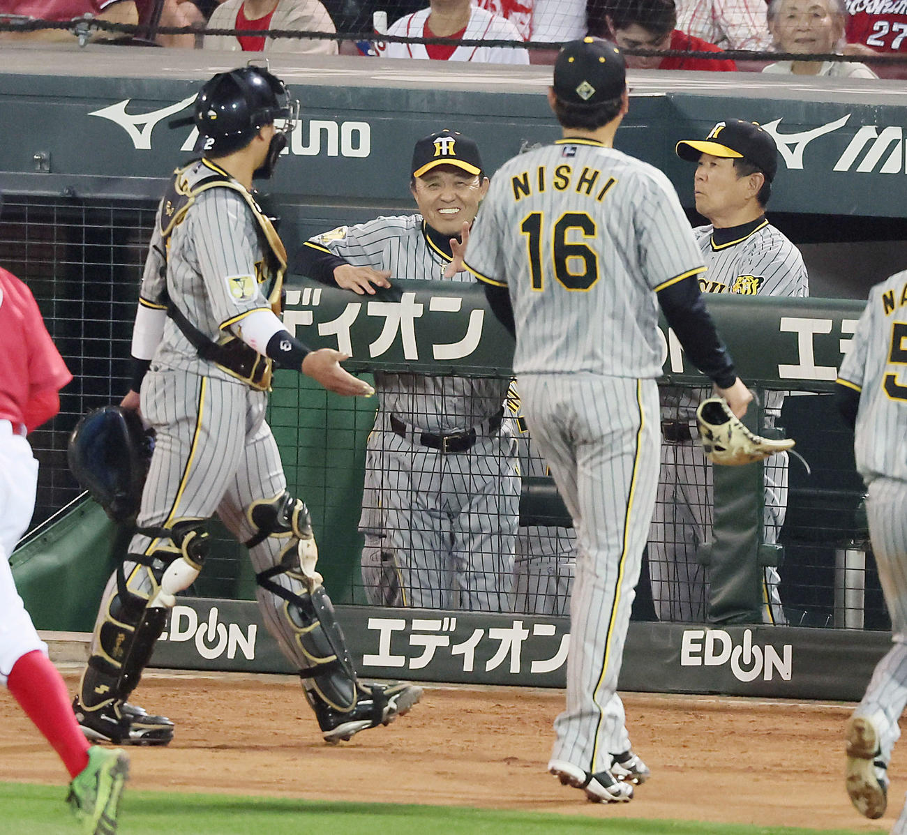 広島対阪神　6回裏を終えベンチへ引き揚げる西勇（右）に笑顔で声を掛ける岡田監督（撮影・加藤哉）