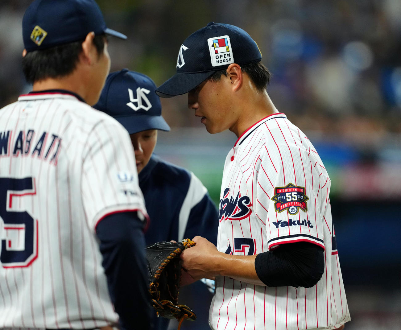 ヤクルト対DeNA 5回表DeNA1死二塁、佐野に死球を与えマウンドに降りるヤクルトの先発高橋（撮影・たえ見朱実）