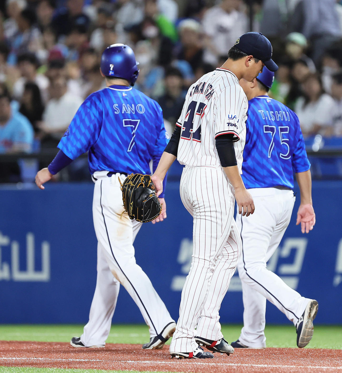 ヤクルト対DeNA 5回表DeNA1死二塁、佐野（左）に死球を与え、降板する高橋（中央）（撮影・足立雅史）