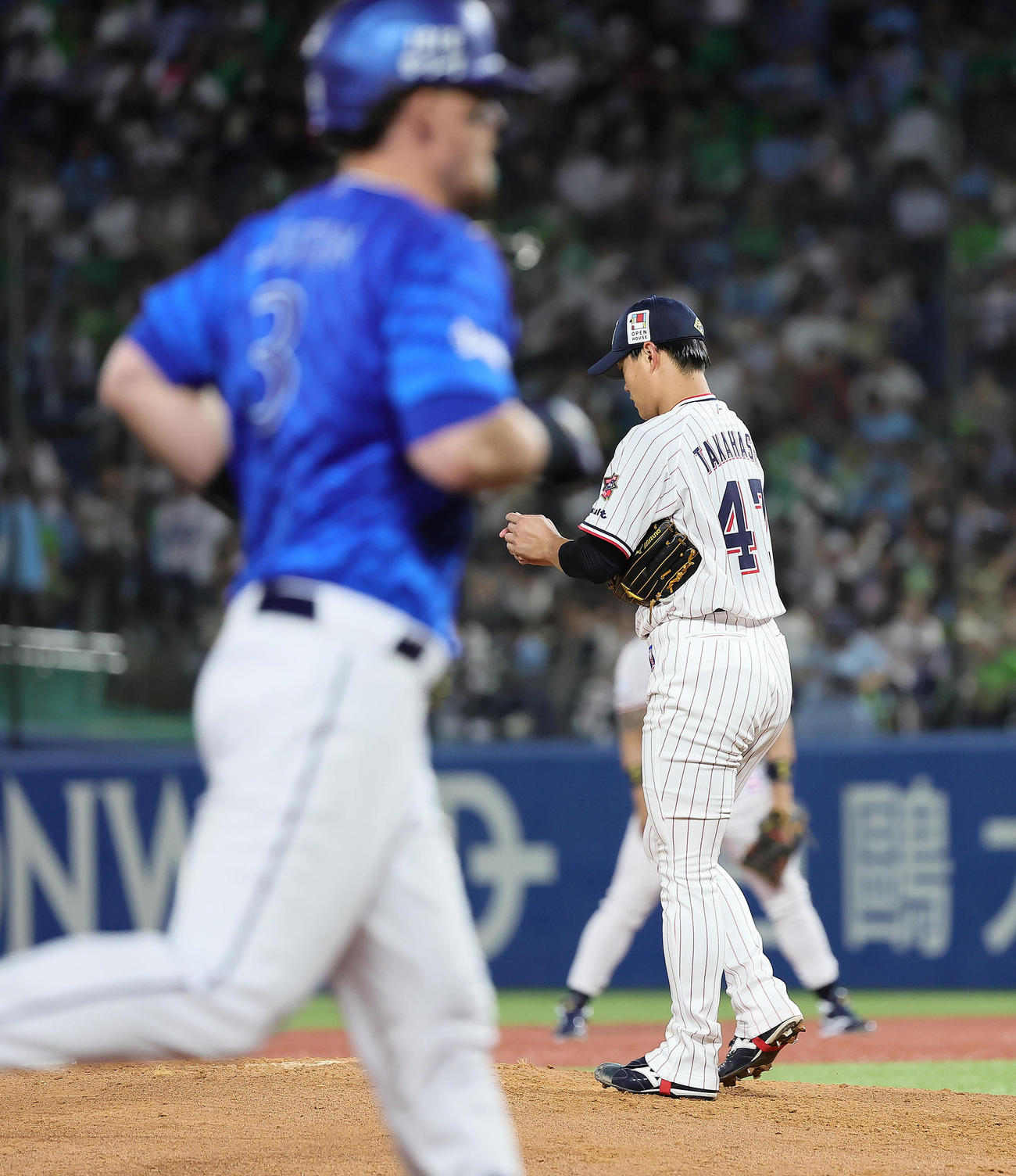 ヤクルト対DeNA 4回表DeNA無死、オースティン（手前）に左越え本塁打を浴びた高橋（撮影・足立雅史）