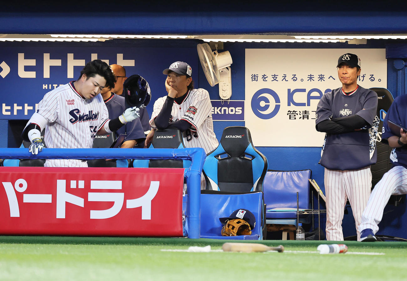 ヤクルト対DeNA 2回裏ヤクルト無死、村上（左）は三ゴロに倒れる。右は高津監督（撮影・足立雅史）