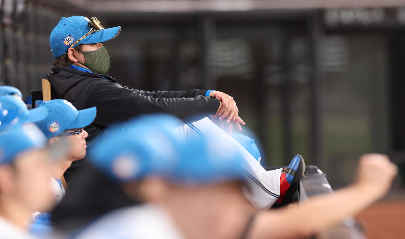 日本ハム対オリックス　ベンチからグラウンドを見つめる日本ハム新庄監督（撮影・佐藤翔太）