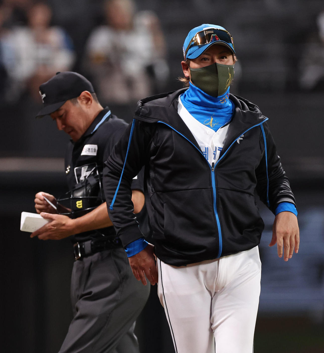 日本ハム対オリックス　選手交代を告げる日本ハム新庄監督（撮影・佐藤翔太）