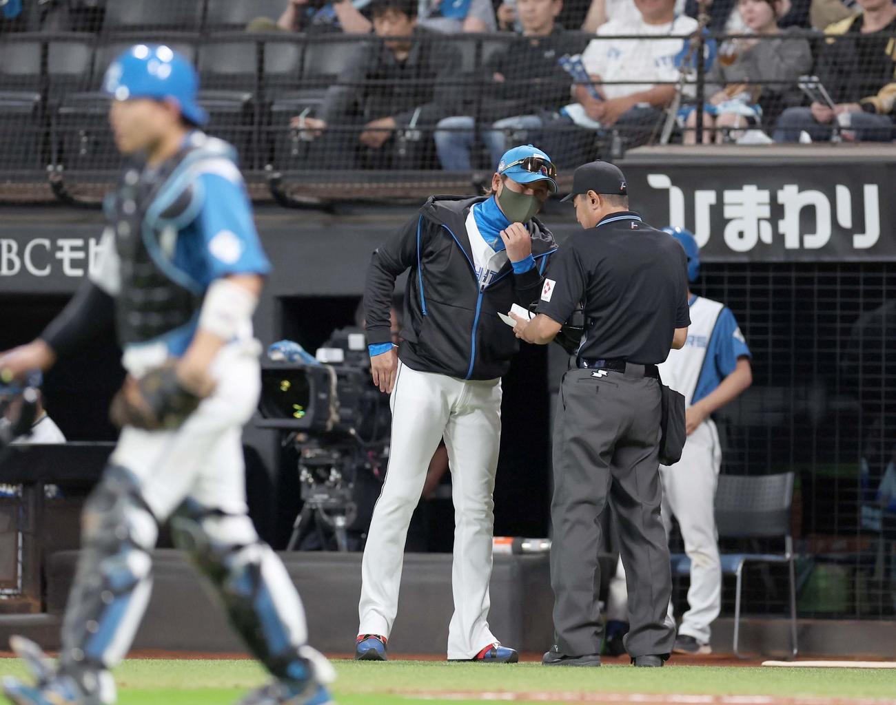 日本ハム対オリックス　2回表、投手交代を告げる新庄監督（撮影・黒川智章）