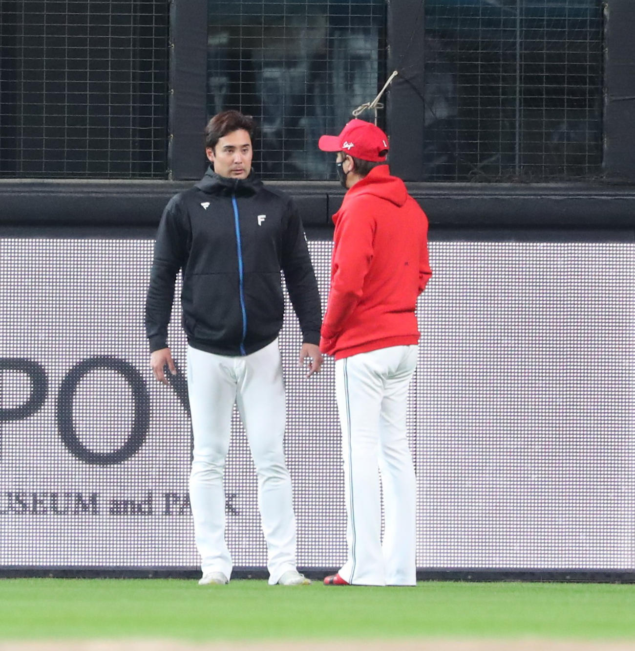 日本ハム対オリックス　試合前、新庄監督と話す上原（撮影・黒川智章）