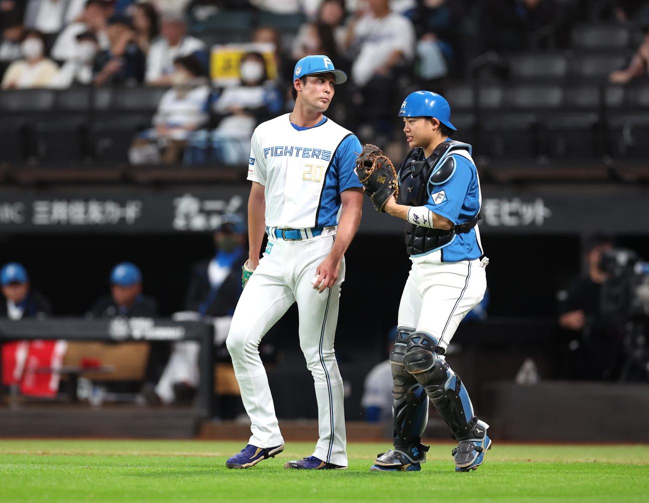 日本ハム対オリックス　2回表、途中降板する上原（左）（撮影・黒川智章）