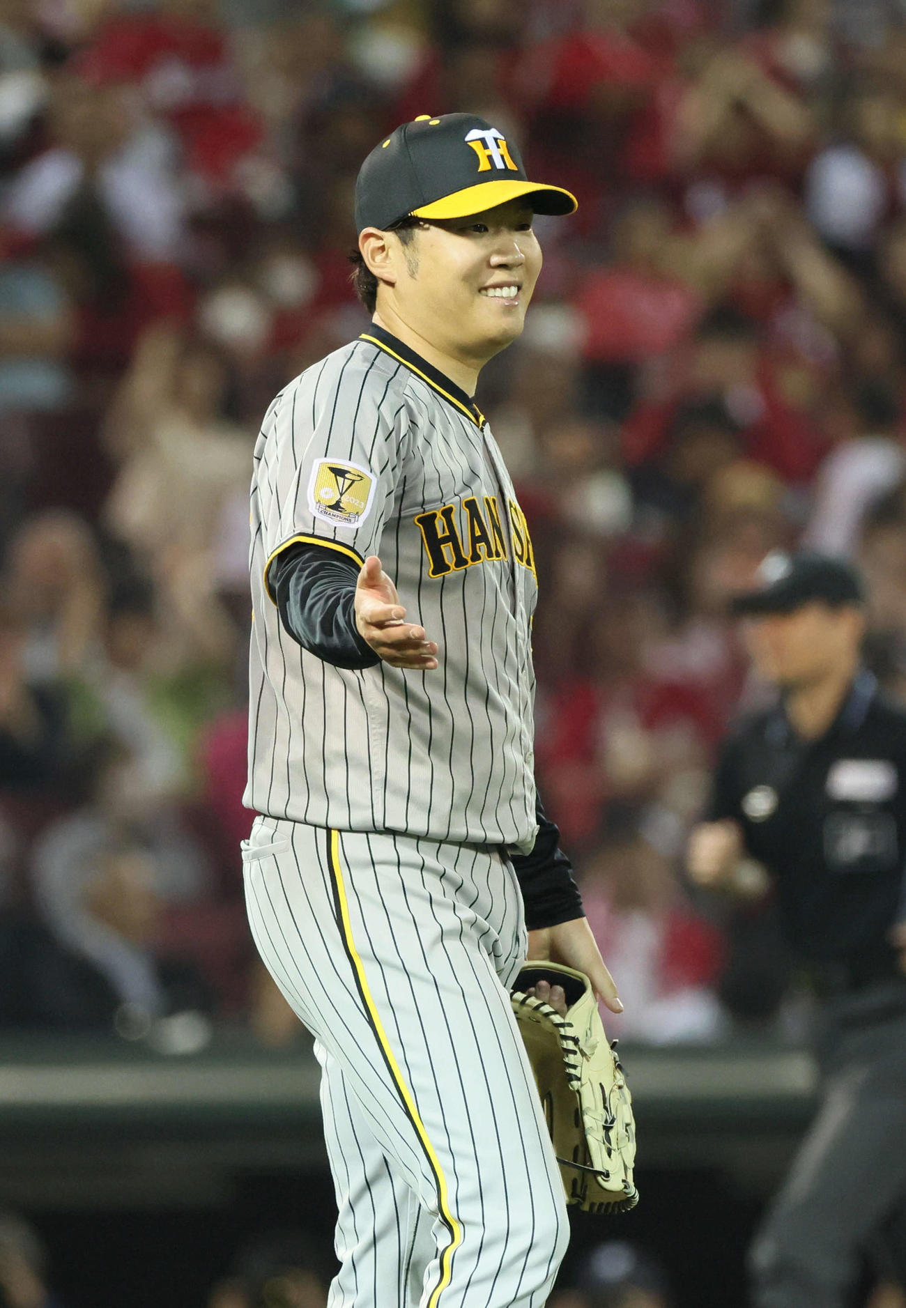 広島対阪神　5回裏広島2死一,二塁、秋山を打ち取り、喜ぶ西勇（撮影・加藤孝規）