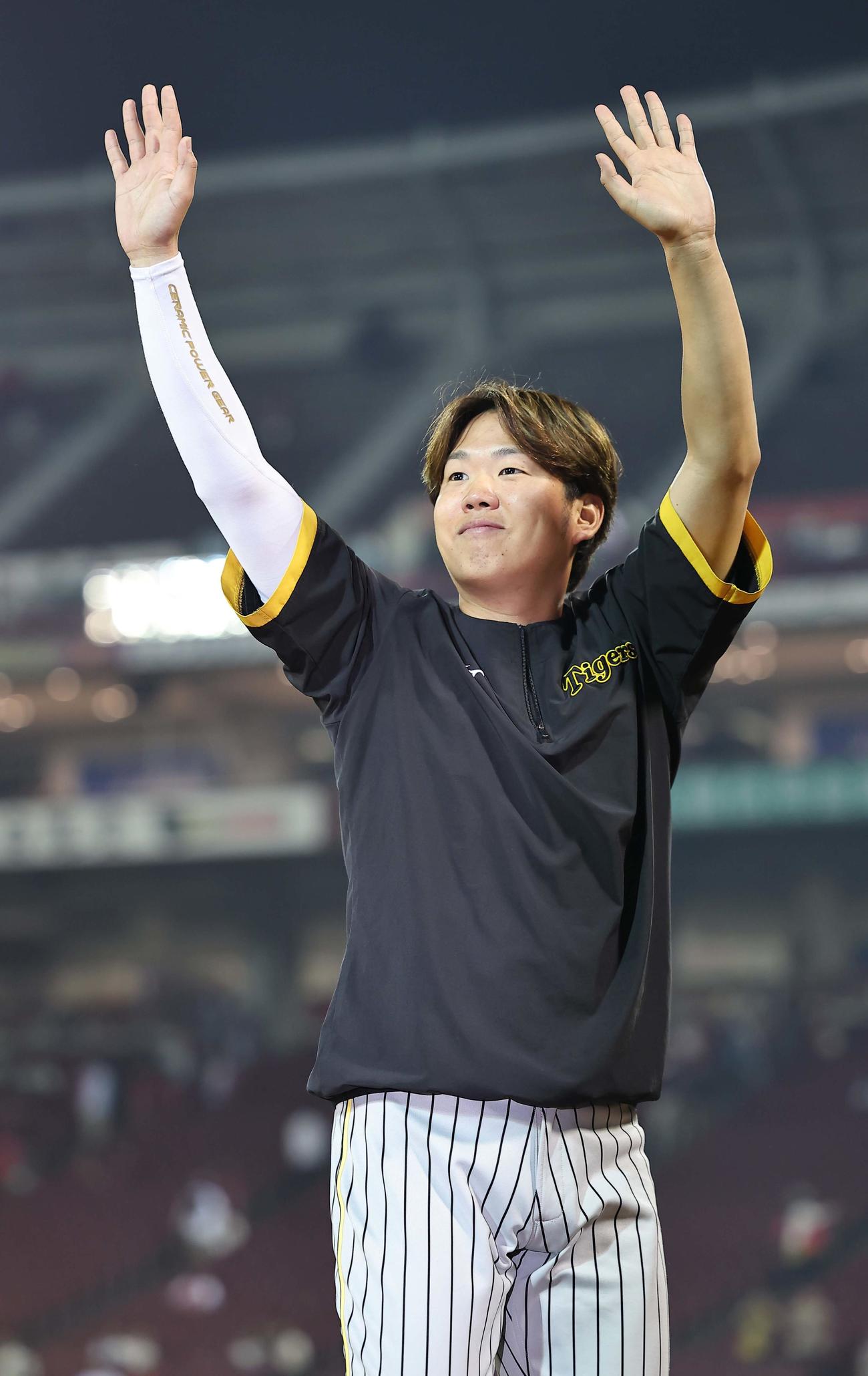 広島対阪神　ヒーローインタビューを終えた西勇はファンの歓声に応える（撮影・上田博志）