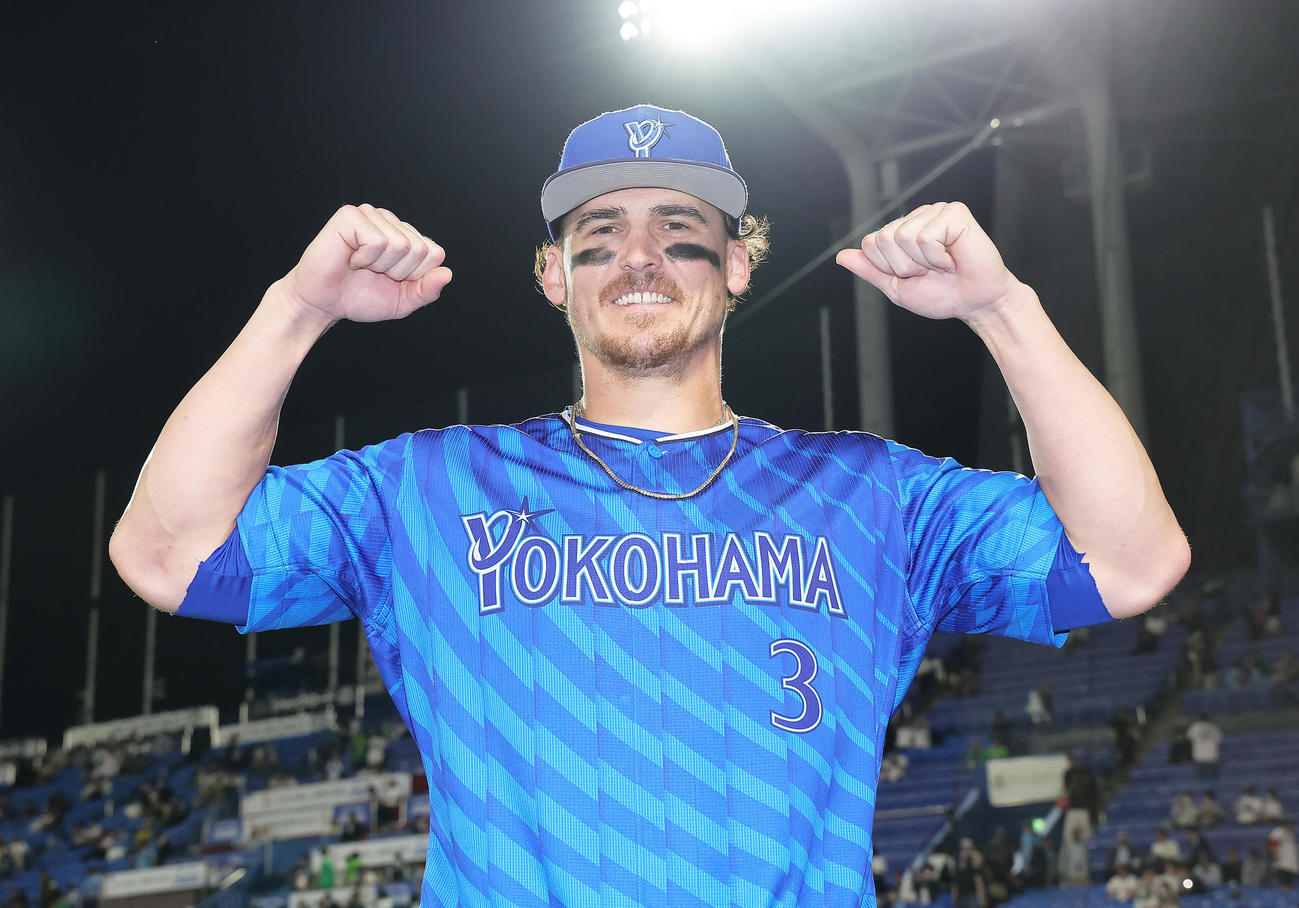 ヤクルト対DeNA　本塁打を含む3安打3打点の活躍に笑顔を見せるDeNAオースティン（撮影・足立雅史）