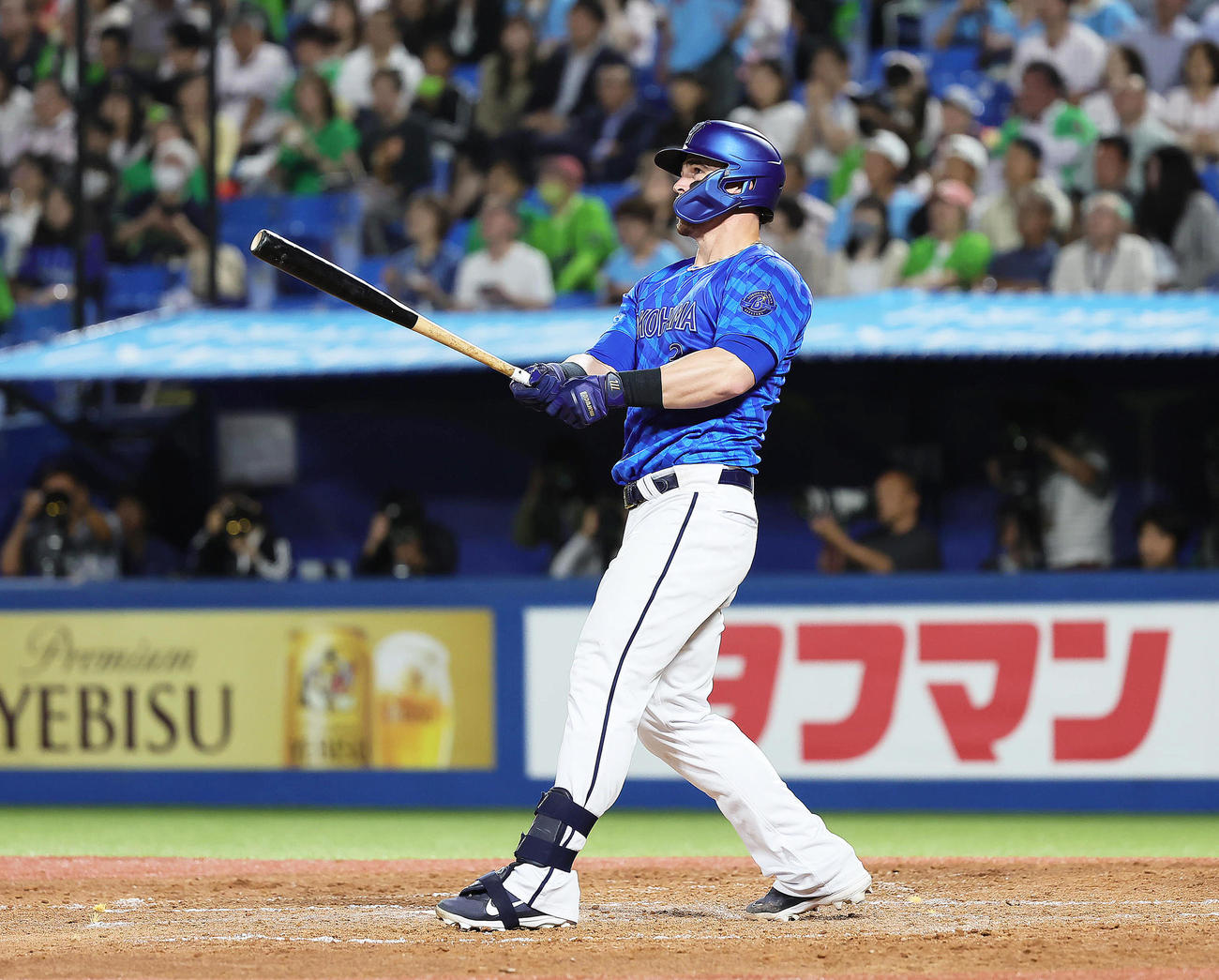 ヤクルト対DeNA 4回表DeNA無死、オースティンは左越え本塁打を放つ（撮影・足立雅史）