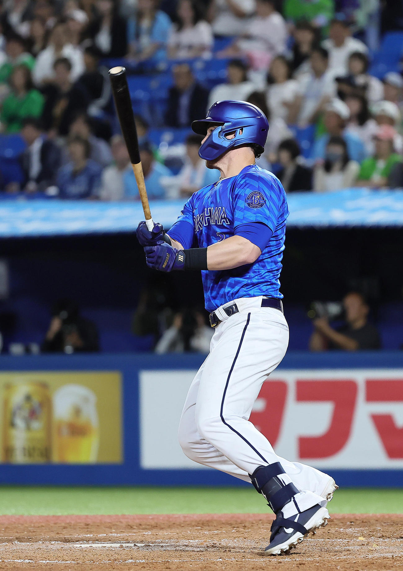 ヤクルト対DeNA 5回表DeNA1死一、二塁、オースティンは左適時二塁打を放つ（撮影・足立雅史）
