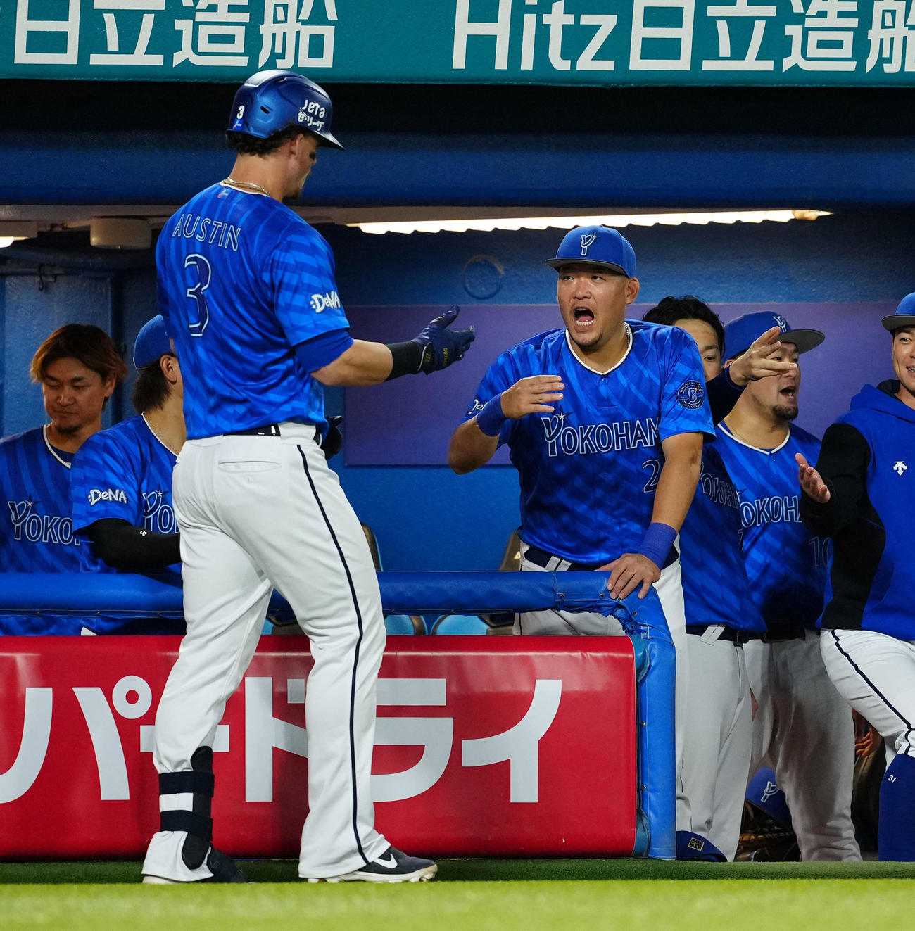 ヤクルト対DeNA 4回表DeNA無死、ソロ本塁打を放ったオースティンを迎える筒香嘉智（撮影・たえ見朱実）