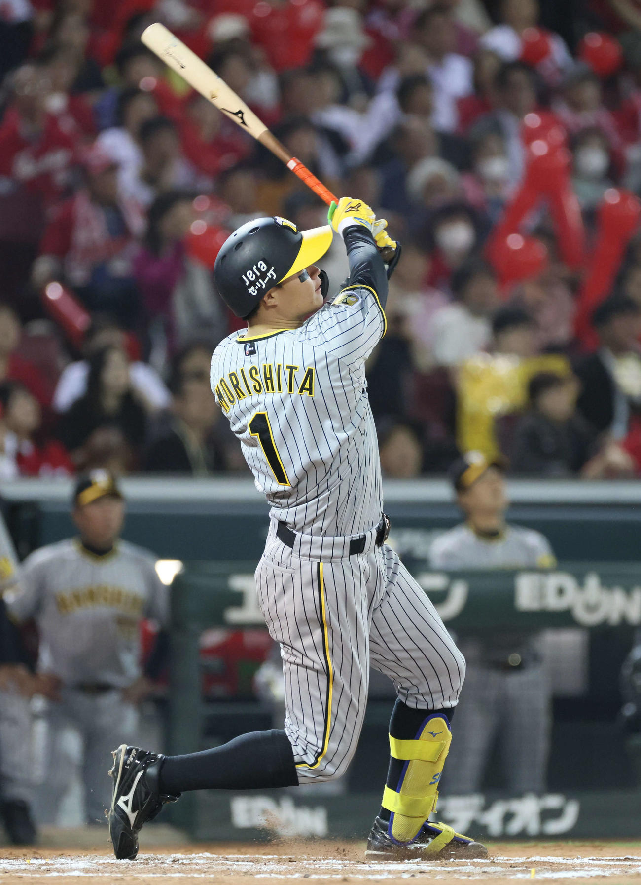 広島対阪神　7回表阪神1死一、三塁、森下は中犠飛を放つ（撮影・加藤孝規）