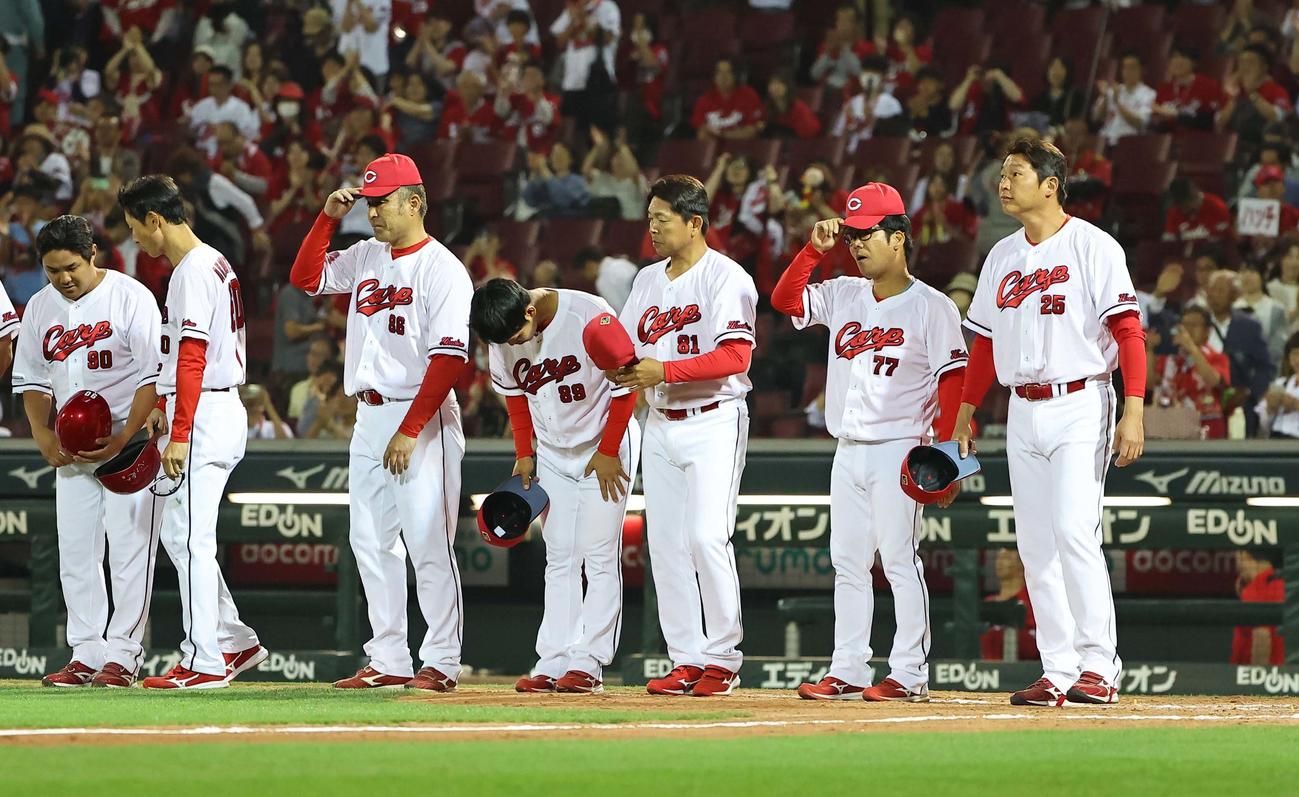 広島対阪神　新井監督（右）は阪神との接戦に敗れ悔しそうな表情を見せる（撮影・上田博志）