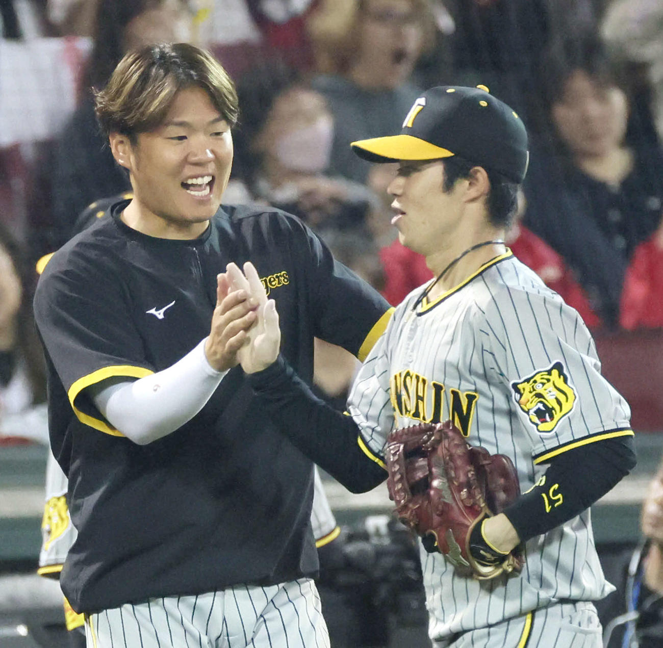 広島対阪神　8回裏終了時、好守の中野を迎える西勇（左）（撮影・加藤孝規）