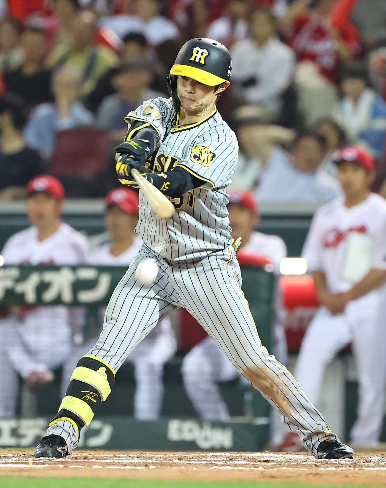 広島対阪神　7回表阪神1死一塁、一塁へ内野安打を放つ中野（撮影・上田博志）
