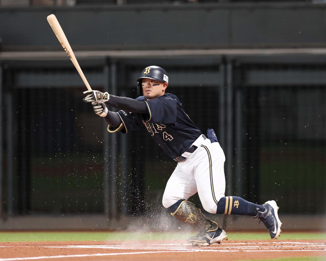 日本ハム対オリックス　1回表オリックス1死一、三塁、左前適時打を放つ森（撮影・黒川智章）