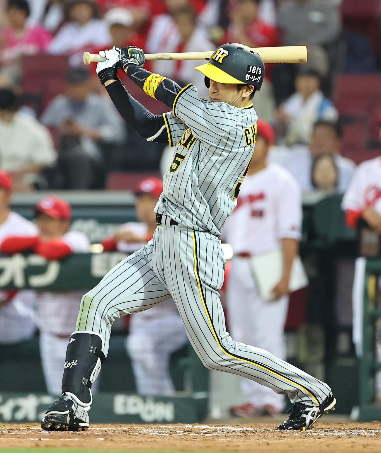 広島対阪神　5回表阪神無死一塁、近本は左前打を放つ（撮影・上田博志）