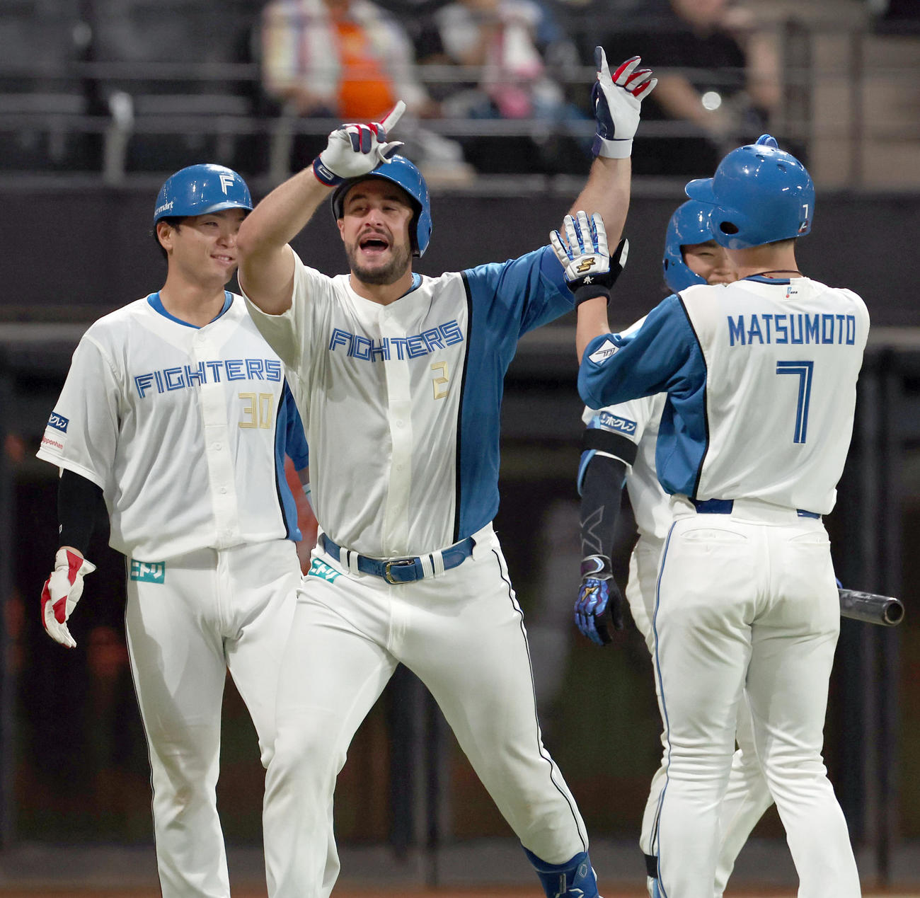 日本ハム対オリックス　5回裏日本ハム1死一、二塁、マルティネスは左越え3点本塁打を放ち笑顔で生還する（撮影・佐藤翔太）