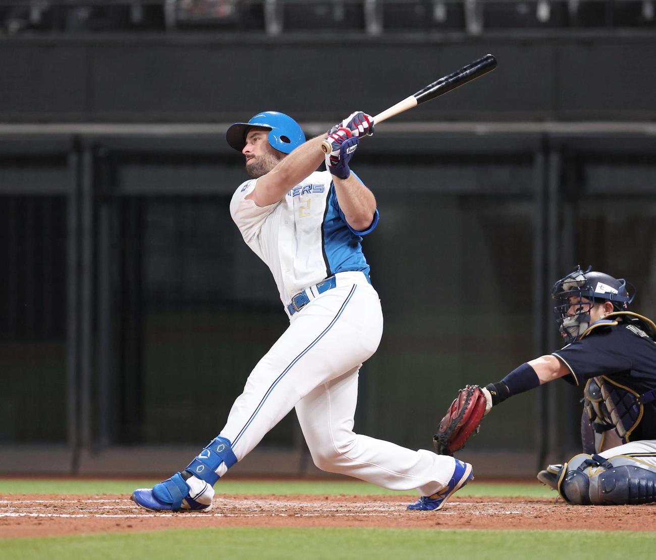 日本ハム対オリックス　5回裏日本ハム1死一、二塁、中越え3点本塁打を放つマルティネス（撮影・黒川智章）