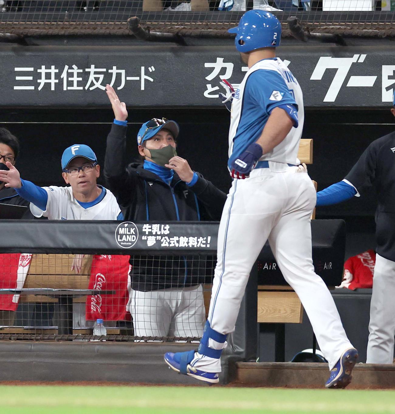 日本ハム対オリックス　5回裏日本ハム1死一、二塁、中越え3点本塁打を放ったマルティネスを出迎える新庄監督（撮影・黒川智章）