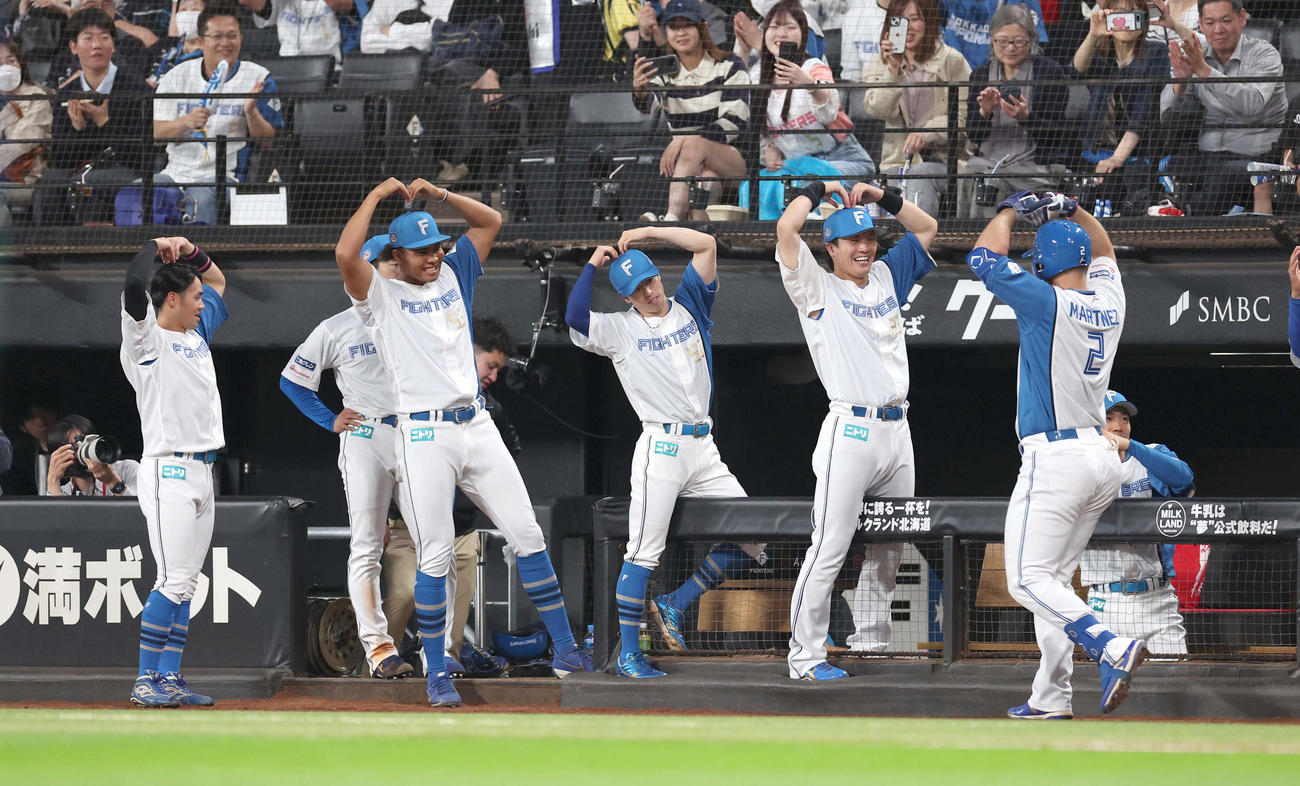日本ハム対オリックス　5回裏日本ハム1死一、二塁、中越え3点本塁打を放ったマルティネスを出迎えるナイン（撮影・黒川智章）