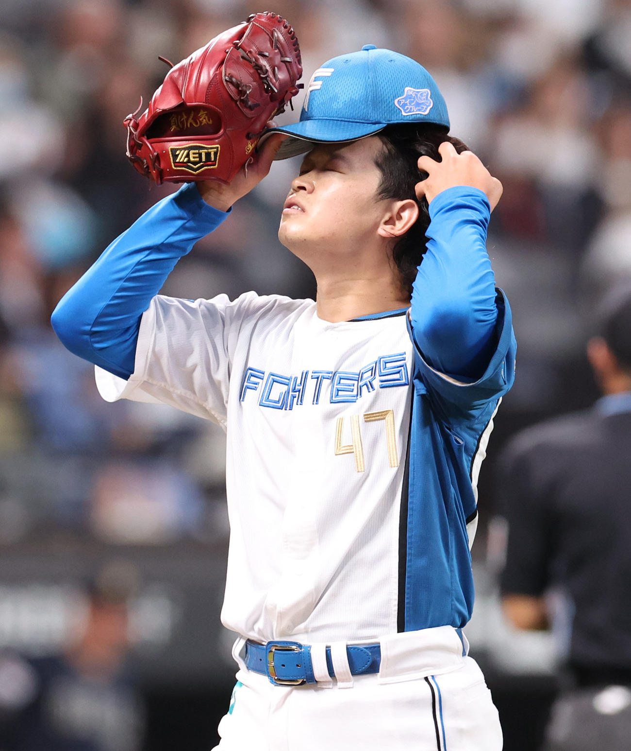 日本ハム対オリックス　5回表、追加点を許しベンチに戻る鈴木（撮影・佐藤翔太）