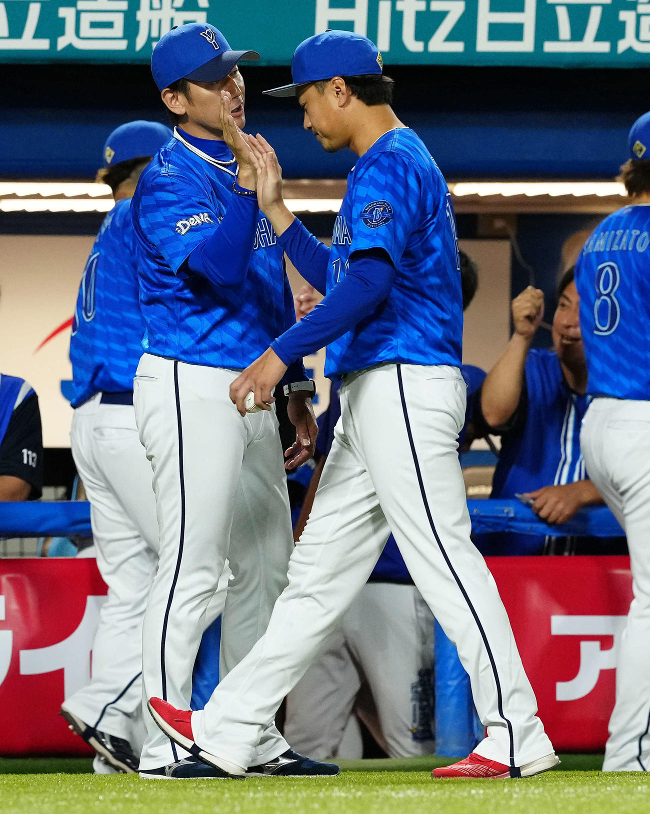 ヤクルト対DeNA　ヤクルトに勝利し石田健（右）とハイタッチをする三浦監督（撮影・たえ見朱実）