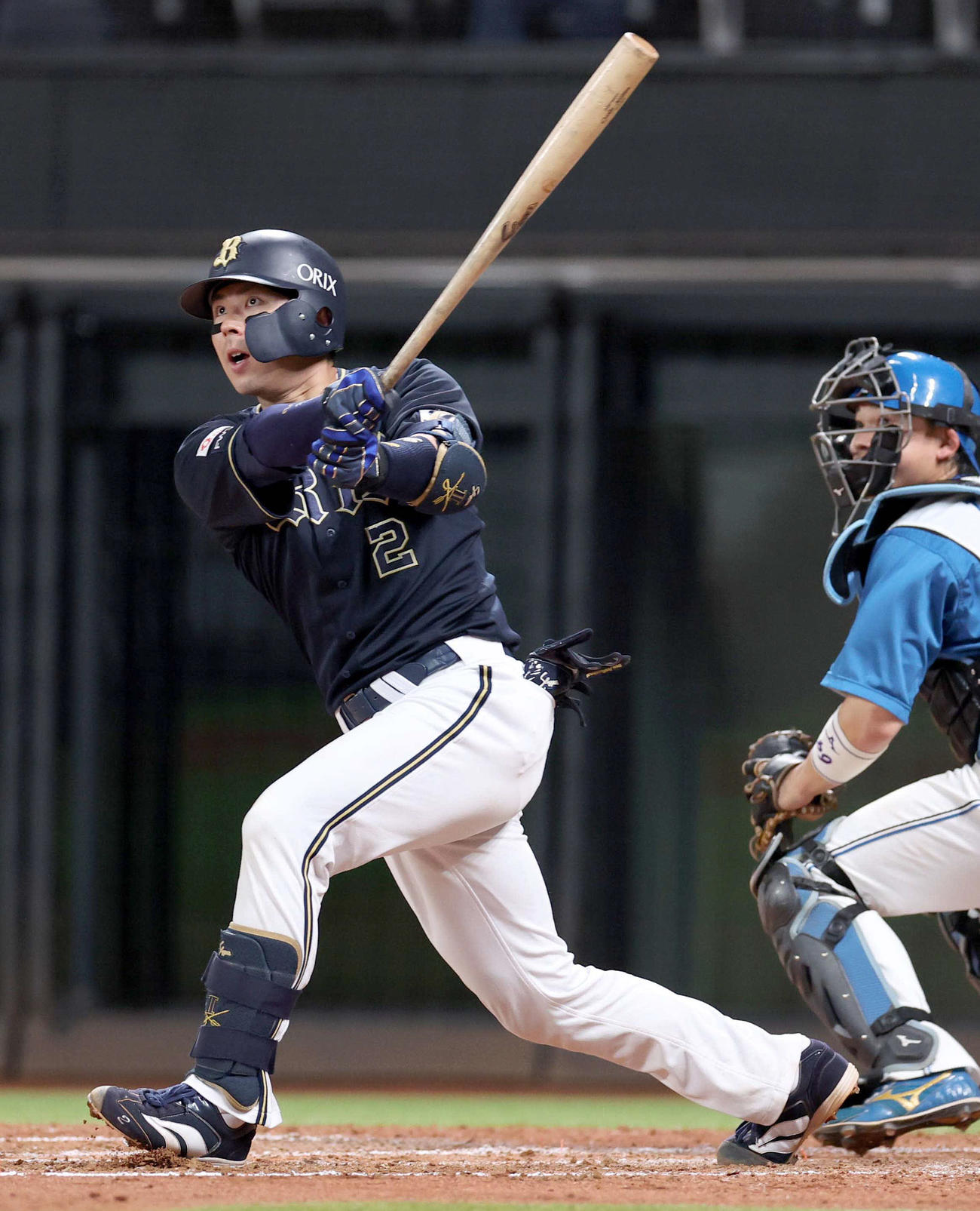 日本ハム対オリックス　5回表オリックス1死一塁、左越え2点本塁打を放つ若月（撮影・黒川智章）
