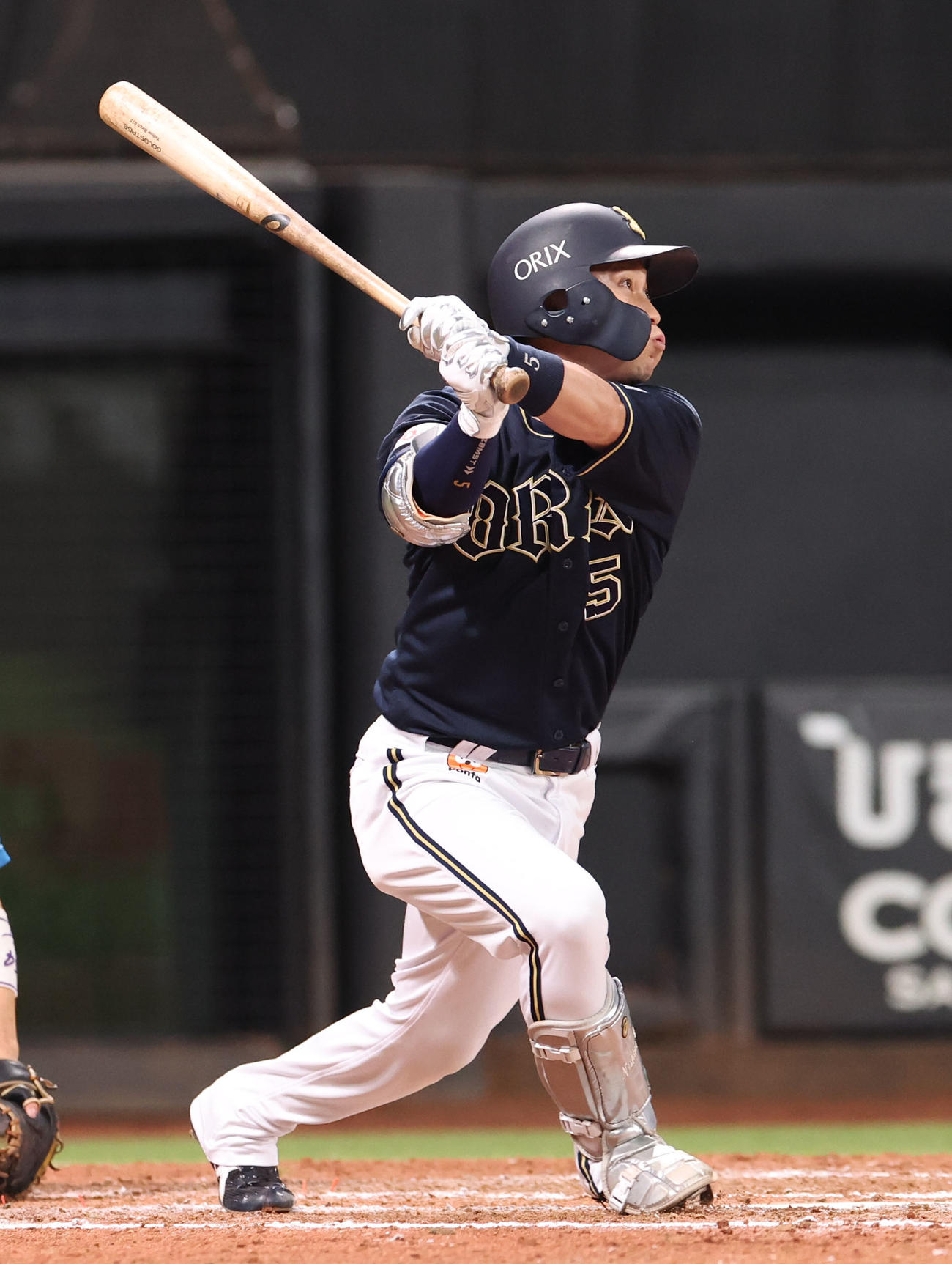 日本ハム対オリックス　9回表オリックス1死満塁、西野は中前適時打を放つ（撮影・佐藤翔太）