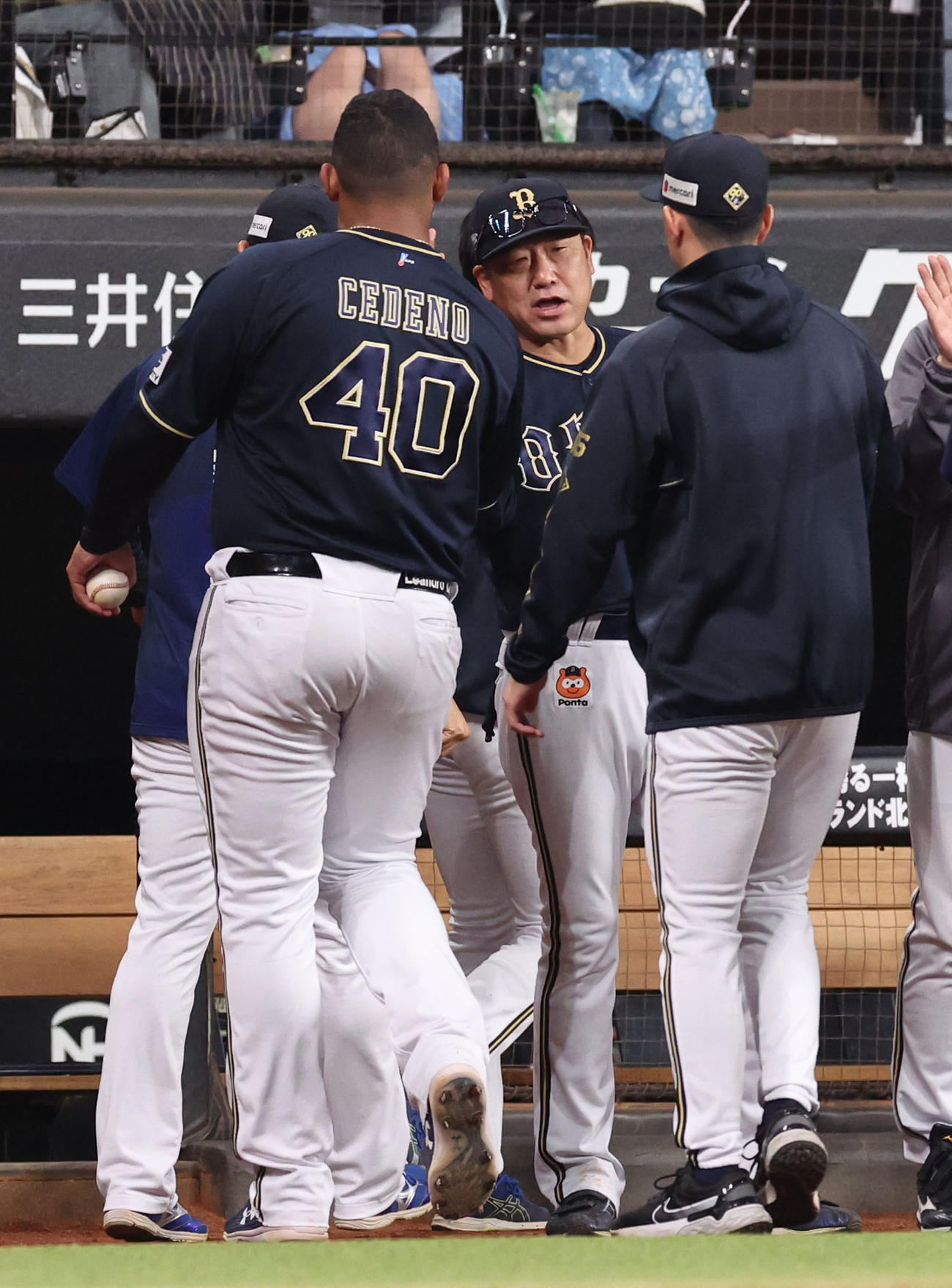 日本ハム対オリックス　試合終了後、オリックス中嶋監督（中央）は本田を出迎える（撮影・佐藤翔太）