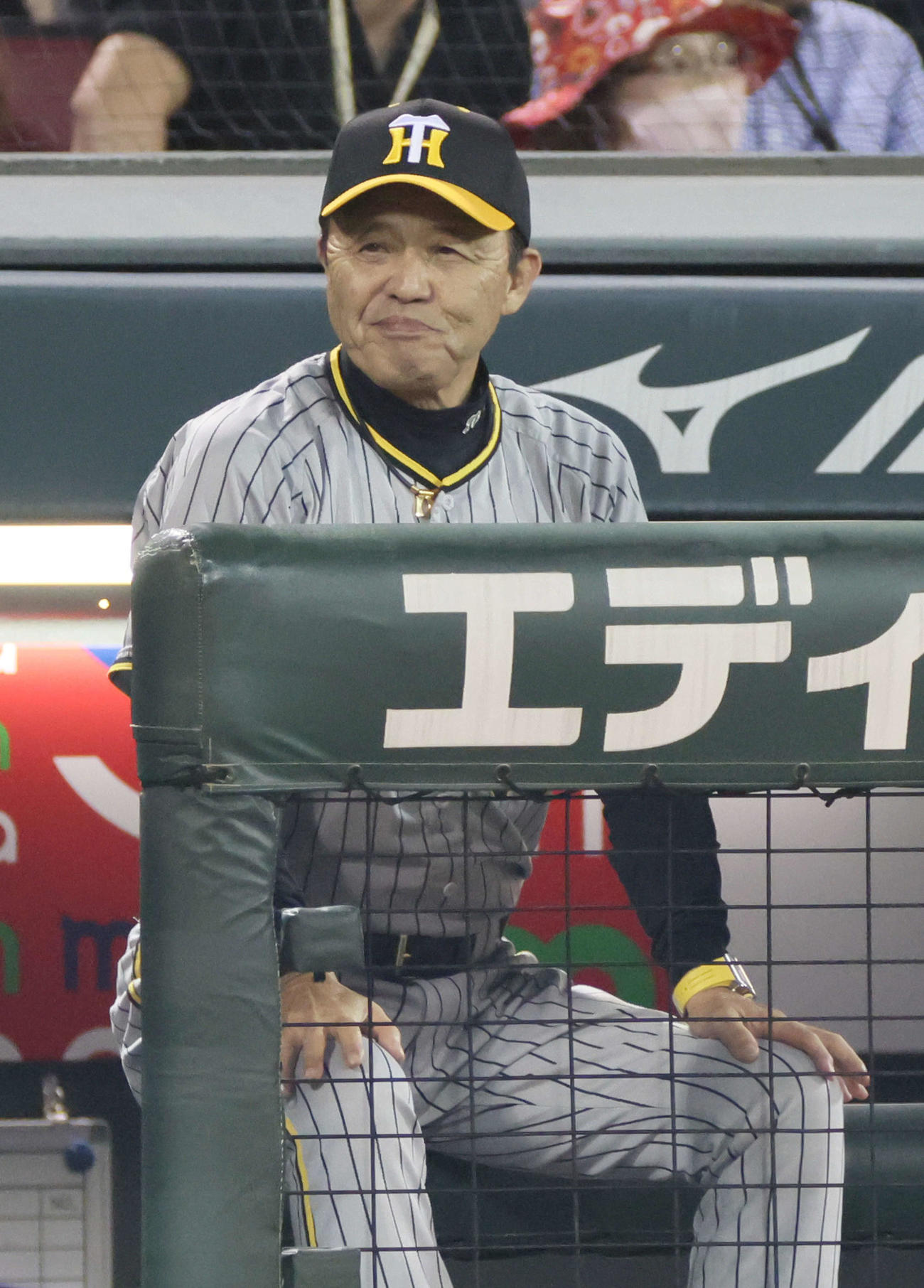 広島対阪神　7回表阪神無死、笑顔の岡田監督（撮影・加藤孝規）