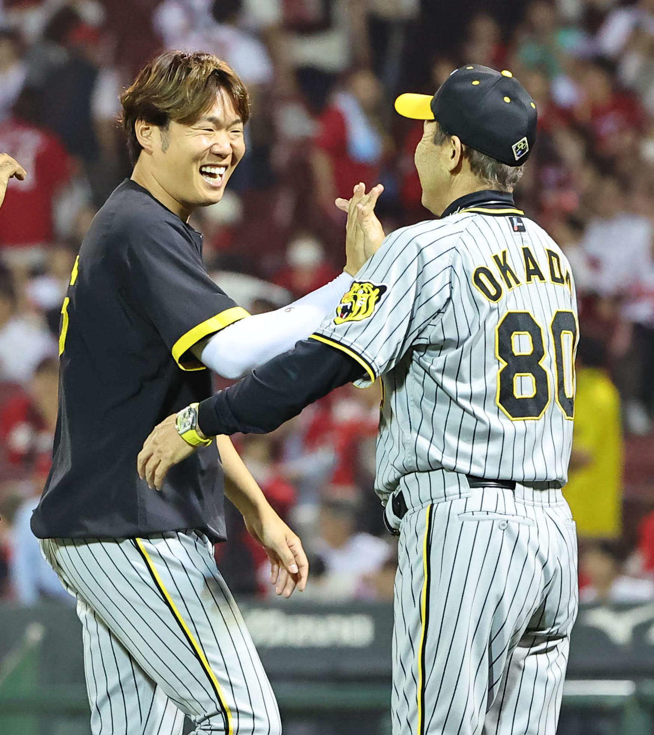 広島対阪神　広島に勝利した西勇（左）は岡田監督と笑顔でハイタッチ（撮影・上田博志）