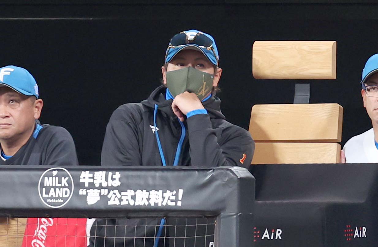 日本ハム対オリックス　ベンチで渋い表情の新庄監督（撮影・黒川智章）