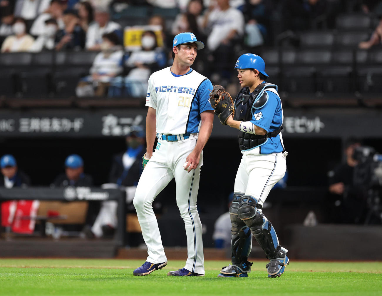 日本ハム対オリックス　2回表、途中降板する上原（左）（撮影・黒川智章）