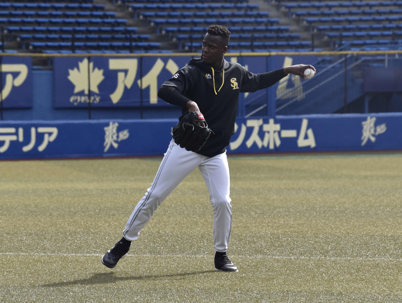 投手練習で調整するモイネロ（撮影・只松憲）