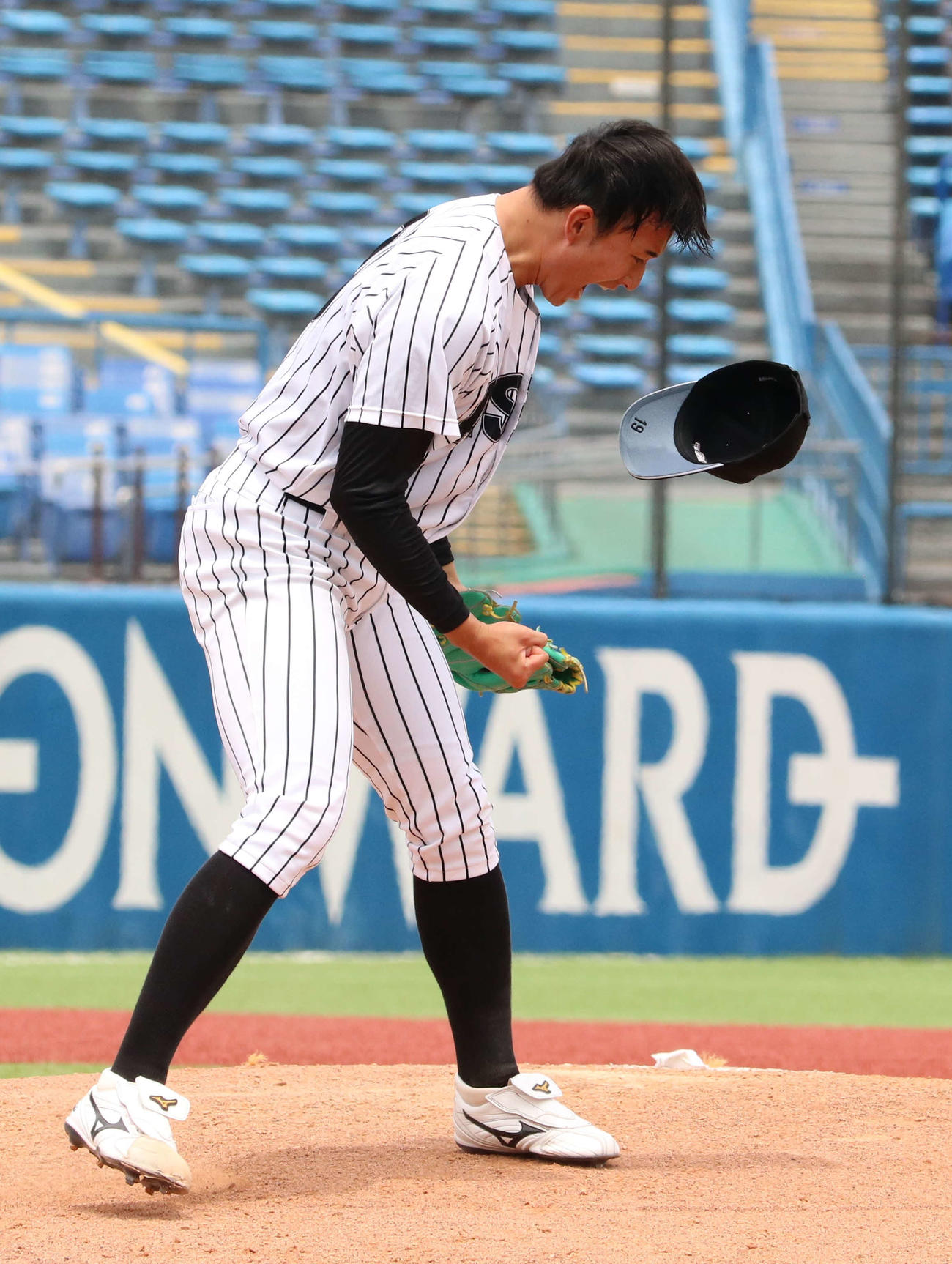 駒大対亜大　9回表駒大2死、代打・真辺を見逃し三振に仕留め、マウンド上でガッツポーズする亜大先発の斉藤（撮影・深田雄智）
