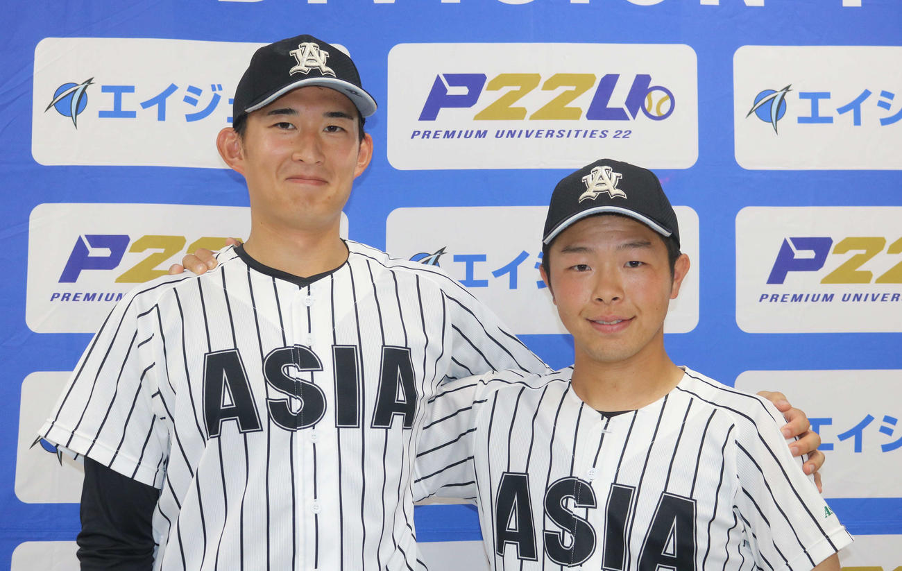 駒大対亜大　笑顔で写真に納まる亜大・斉藤（左）と主将の正高（撮影・深田雄智）