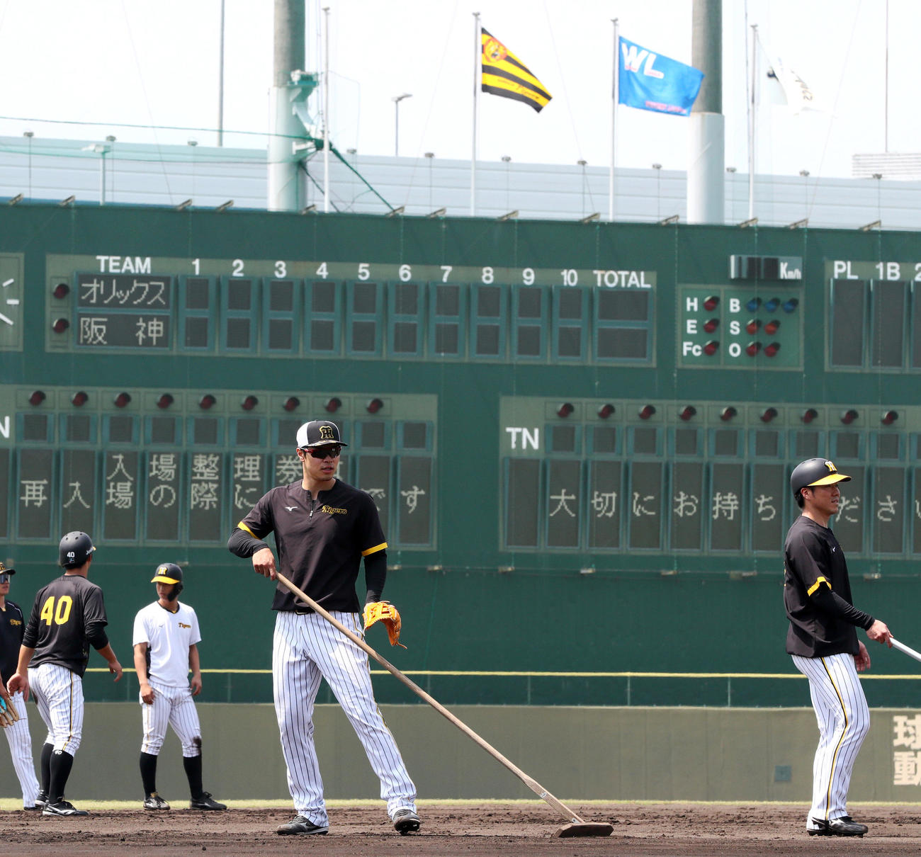 ウエスタン・リーグ　阪神対オリックス　鳴尾浜球場で阪神佐藤輝（手前）はグラウンド整備する（撮影・上山淳一）