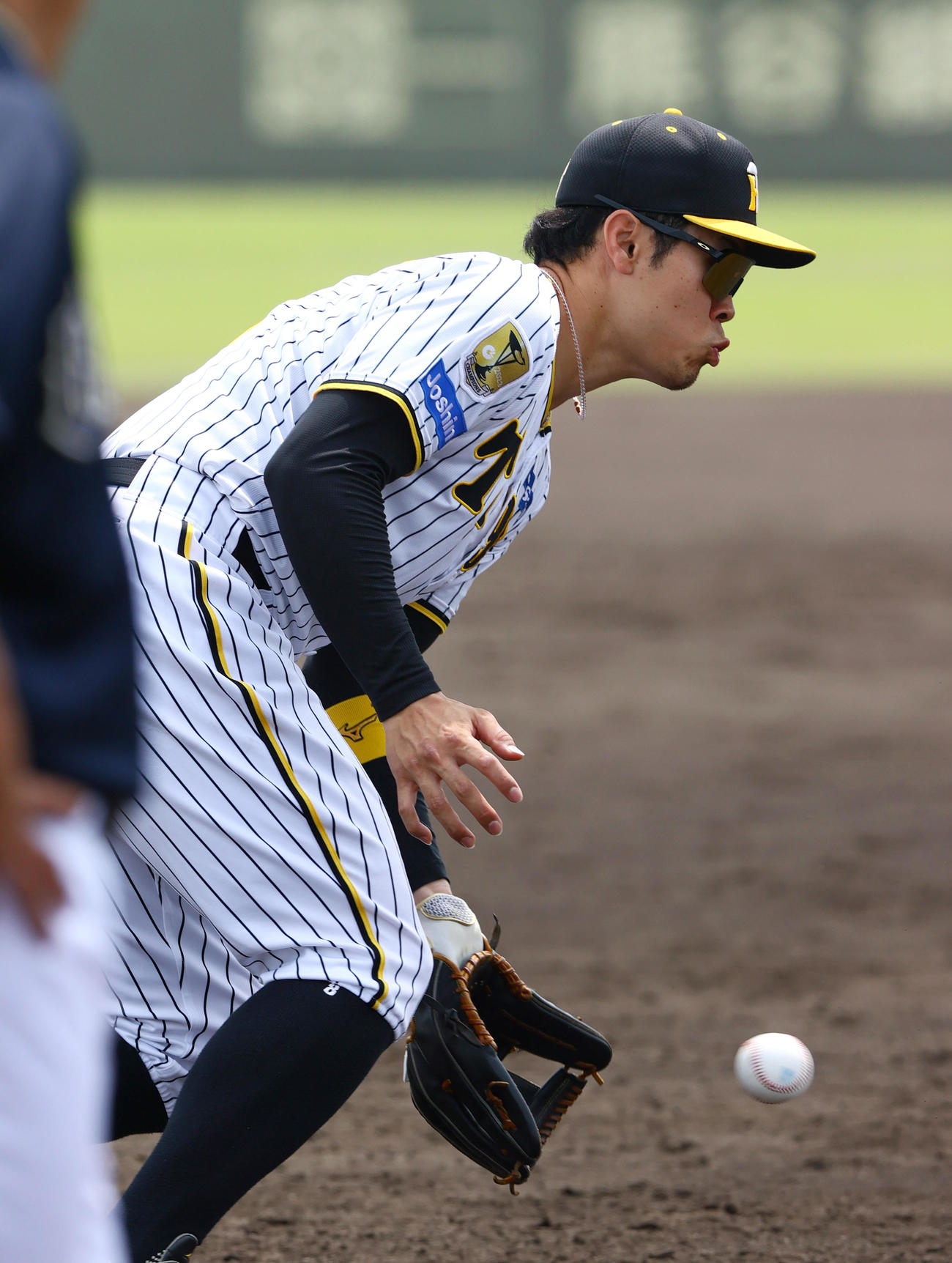 ウエスタン・リーグ　阪神対オリックス　5回表オリックス無死、三塁手佐藤輝は杉本の打球を捕球するが悪送球となる（撮影・上山淳一）