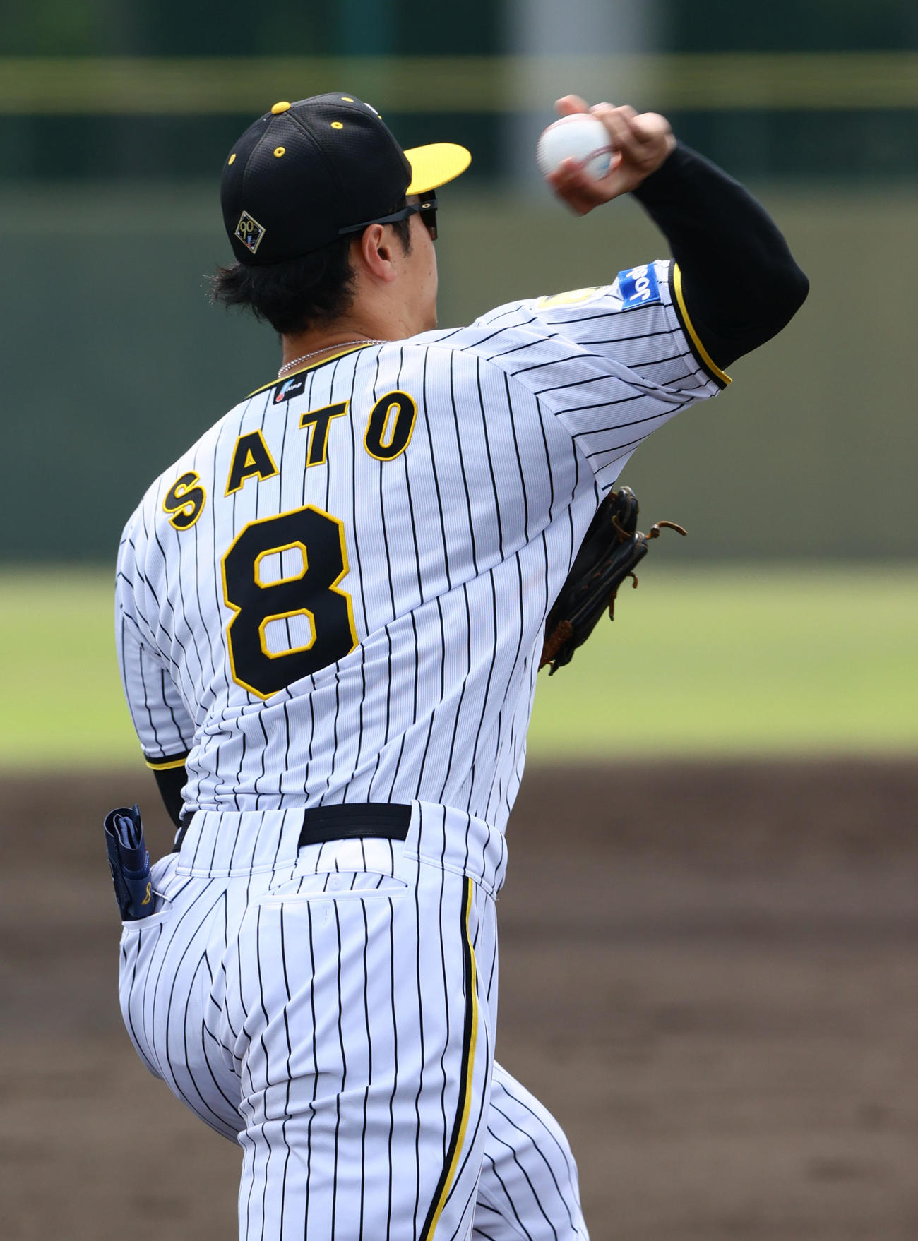 ウエスタン・リーグ　阪神対オリックス　5回表オリックス無死、三塁手佐藤輝は杉本の打球を捕球するが悪送球となる（撮影・上山淳一）