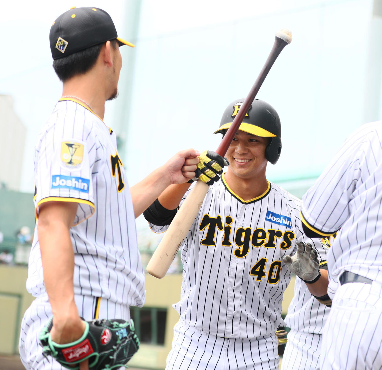 ウエスタン・リーグ　阪神対オリックス　2回裏阪神2死一塁、井坪（右）は左越え2点本塁打を放ちベンチ前で伊藤将とタッチをかわす（撮影・上山淳一）
