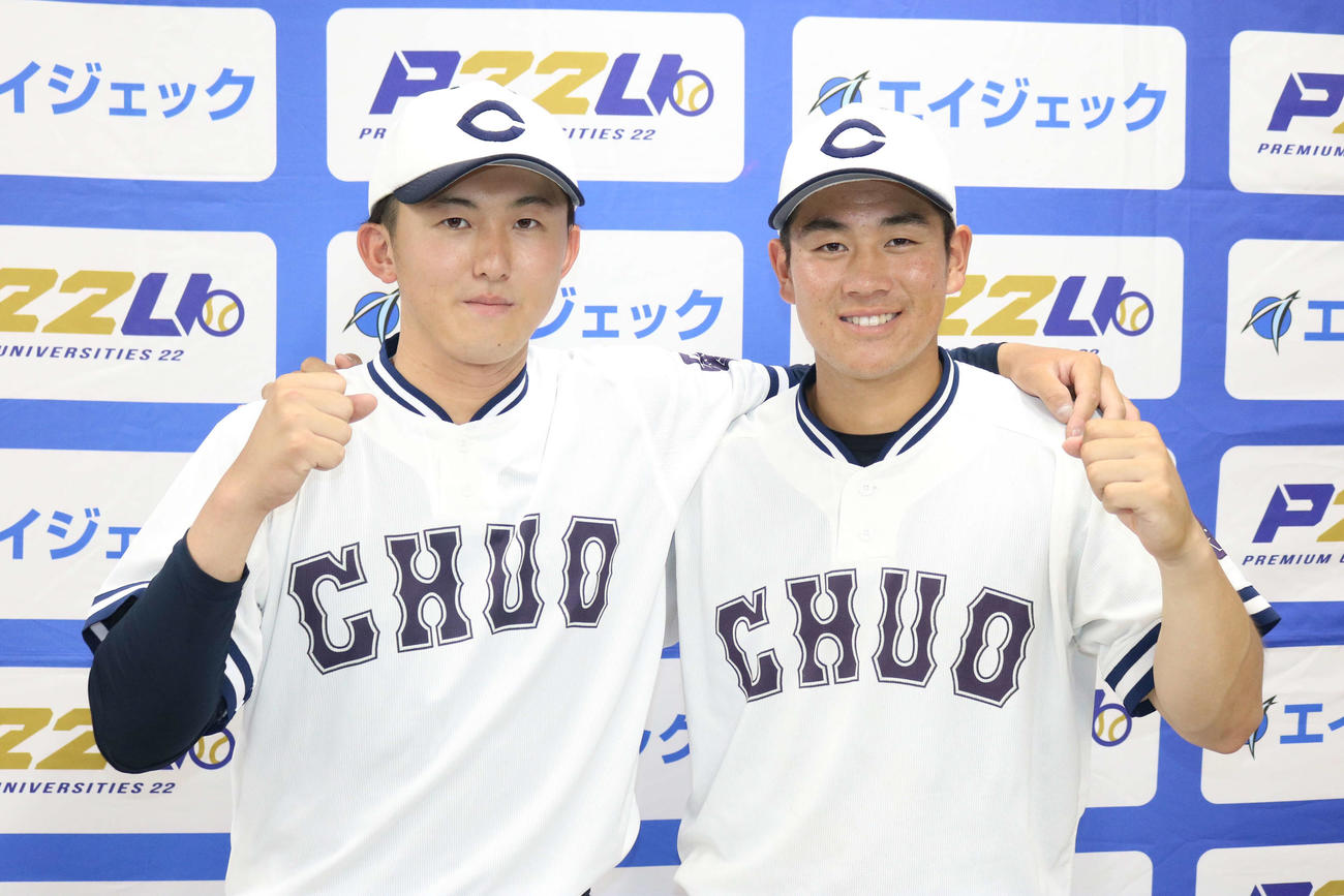 中大対青学大　笑顔でガッツポーズする、左から山口、繁永