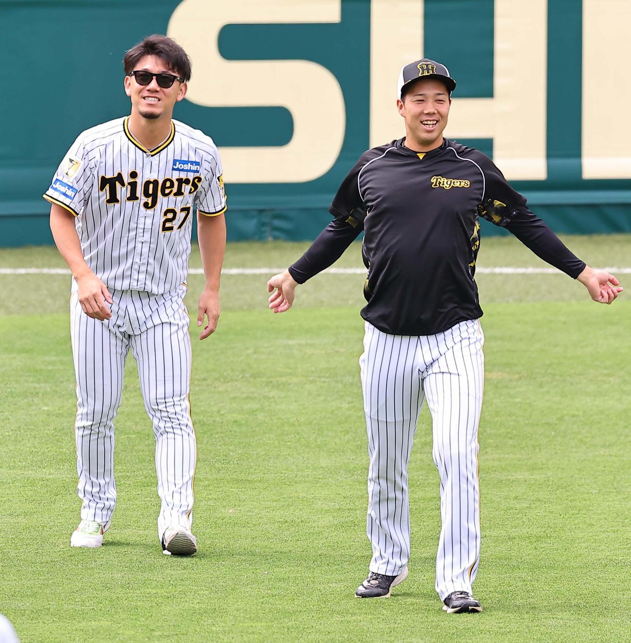 笑顔を見せる青柳晃洋（右）と伊藤将司（2024年5月6日撮影）