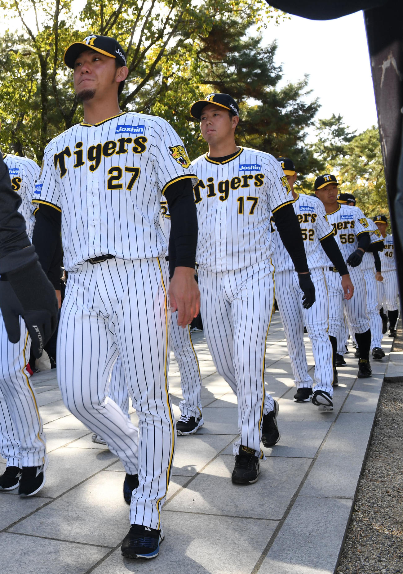 必勝祈願に向かう伊藤将司（左）と青柳晃洋（2024年3月7日撮影）