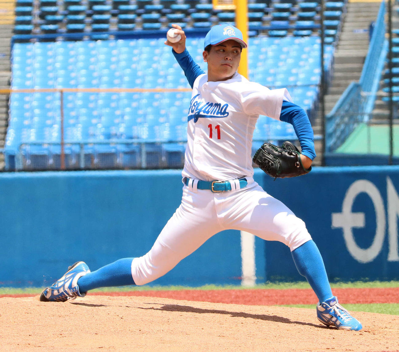 中大対青学大　青学大の2番手で登板した中西（撮影・深田雄智）